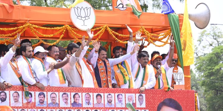 भाजपा आणि महायुतीचे शक्ती प्रदर्शन : सातपुते, निंबाळकरांचा अर्ज भरण्याच्या मिरवणुकीस हजारोंची गर्दी