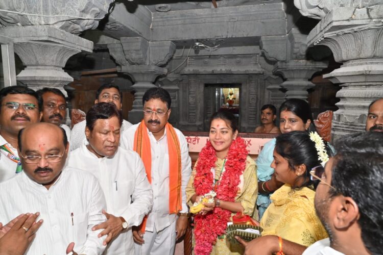 आमदार प्रणिती शिंदेंनी प्रचाराचा नारळ फोडला