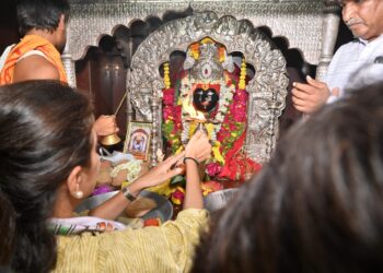 आमदार प्रणिती शिंदेंनी प्रचाराचा नारळ फोडला