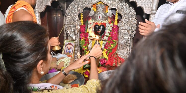 आमदार प्रणिती शिंदेंनी प्रचाराचा नारळ फोडला