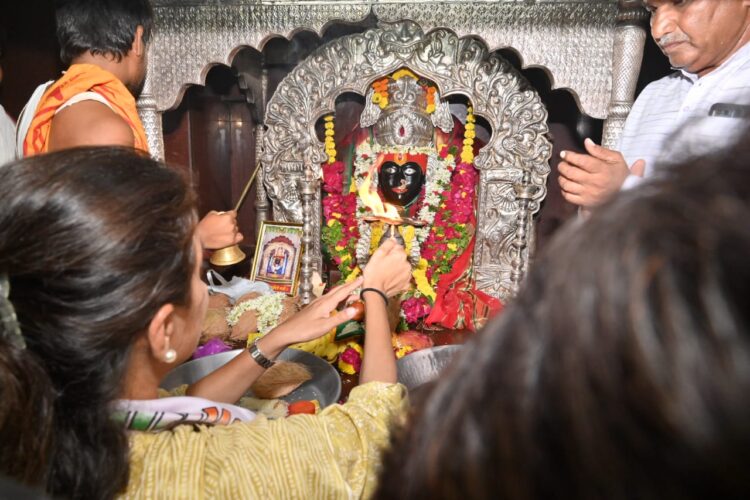 आमदार प्रणिती शिंदेंनी प्रचाराचा नारळ फोडला