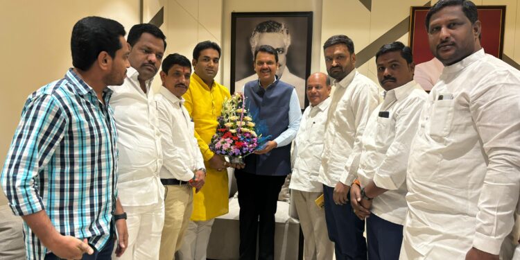 उपमुख्यमंत्री देवेंद्र फडणवीस यांनी घेतले देवेंद्र कोठेंचे पालकत्व