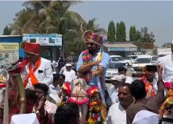 अमोल कोल्हेंचा घोड्यावरुन प्रचार; विरोधकांवर हल्लाबोल