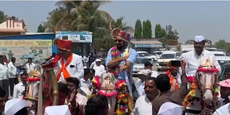 अमोल कोल्हेंचा घोड्यावरुन प्रचार; विरोधकांवर हल्लाबोल