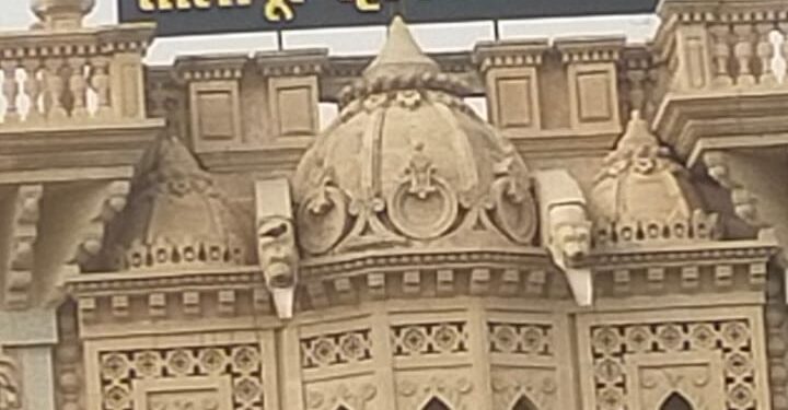 कामावर उशिरा येणाऱ्या 25 कर्मचाऱ्यांना ताकीद; संदीप कारंजे लोकरे यांच्याकडून अचानक तपासणी