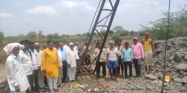 बालाजी अमाईन्सच्या वतीने कासेगाव ग्रामपंचायतीच्या पाणीपुरवठा विहिरीच्या खोलीकरण कामाचा शुभारंभ