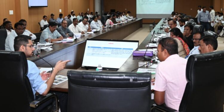 सोलापूर जिल्ह्यातील महामार्गांच्या कामाचे भूसंपादन 15 जून पर्यंत पूर्ण करावे- जिल्हाधिकारी कुमार आशीर्वाद यांच्या सूचना