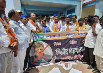 मंद्रूपमध्ये जितेंद्र आव्हाडांच्या पुतळात जोडोमार आंदोलन