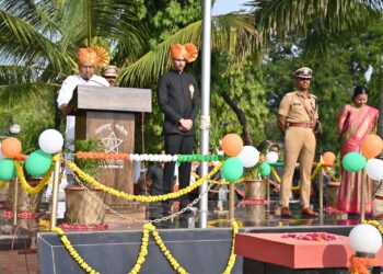 पालकमंत्री चंद्रकांत पाटील यांच्या हस्ते महाराष्ट्र दिनानिमित्त ध्वजारोहण