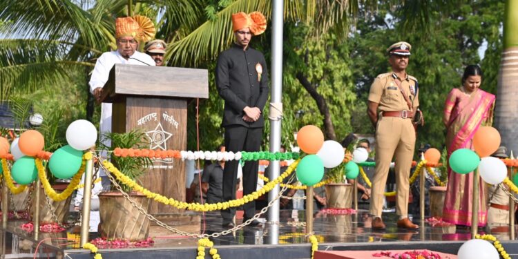 पालकमंत्री चंद्रकांत पाटील यांच्या हस्ते महाराष्ट्र दिनानिमित्त ध्वजारोहण
