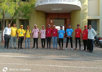 लोकशाही उत्सवाच्या कामांमध्ये मतदानादिवशी स्वयंसेवक युवकांनी उचलला खारीचा वाटा…!