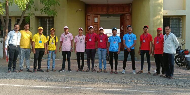 लोकशाही उत्सवाच्या कामांमध्ये मतदानादिवशी स्वयंसेवक युवकांनी उचलला खारीचा वाटा…!