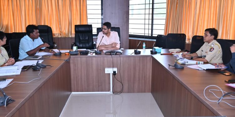 पोलीस विभागाने तपासासाठी प्रलंबित असलेली प्रकरणे त्वरित निकाली काढावीत – जिल्हाधिकारी कुमार आशीर्वाद