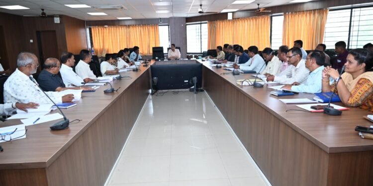 शासकीय यंत्रणेला पूर्व सूचना दिल्याशिवाय अशासकीय संस्थांनी कामे सुरू करू नयेत – जिल्हाधिकारी कुमार आशीर्वाद