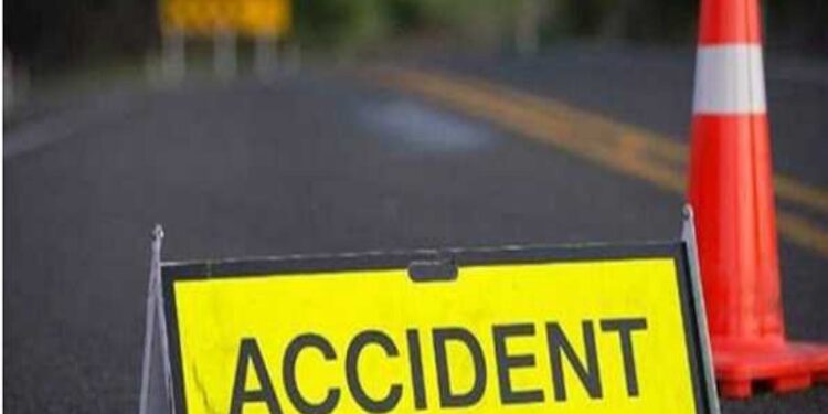 पुणे-सोलापूर महामार्गावर अपघात; तिघांचा जागीच मृत्यू
