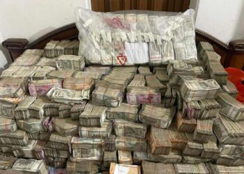 बांधकाम व्यावसायिकाच्या घरातील भिंतीत २६ कोटींचं घबाड; आयकर विभागाला कॅश नेण्यास लागली ७ वाहने