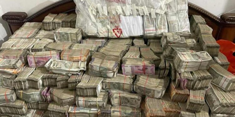 बांधकाम व्यावसायिकाच्या घरातील भिंतीत २६ कोटींचं घबाड; आयकर विभागाला कॅश नेण्यास लागली ७ वाहने