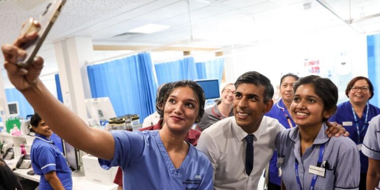 पीएम ऋषी सुनक यांचा धक्का! ४ हजार भारतीय नर्सेसना इंग्लंड सोडावा लागणार