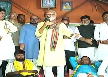 अखेर लक्ष्मण हाकेंचे उपोषण स्थगित, राज्य सरकारने पुन्हा दिले आश्वासन