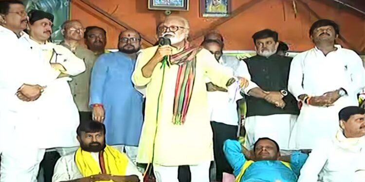 अखेर लक्ष्मण हाकेंचे उपोषण स्थगित, राज्य सरकारने पुन्हा दिले आश्वासन