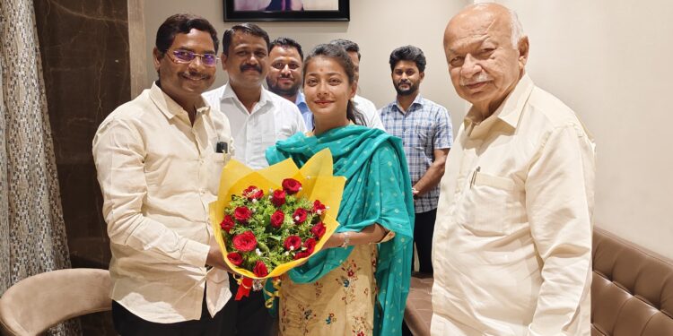 एम. के. फाउंडेशनतर्फे नूतन खासदार प्रणिती शिंदे यांचा सत्कार; कोगनुरेंच्या निर्णयाचे ‘दक्षिण’मध्ये कौतुक