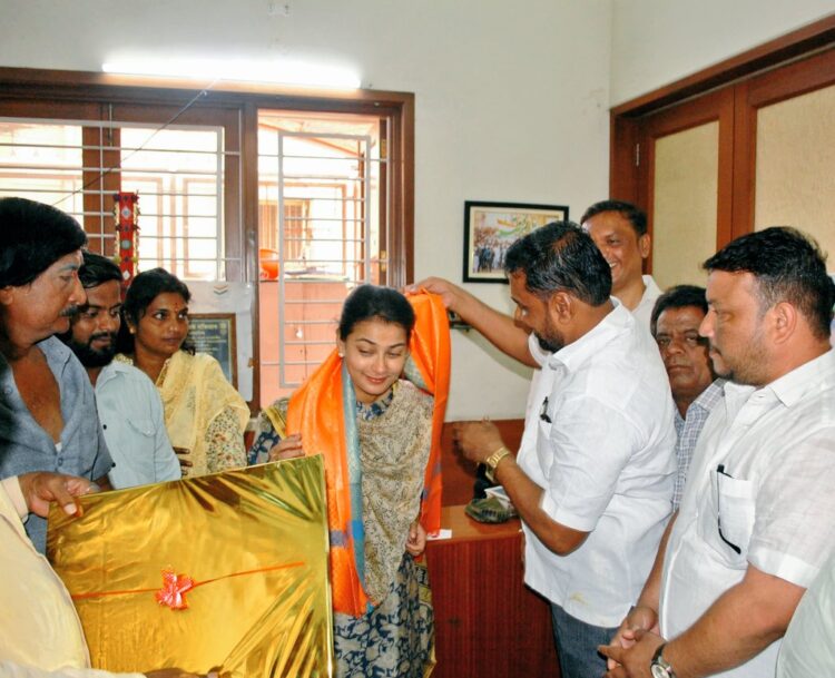 लिंगायत समाजाच्या वतीने नूतन खासदार प्रणिती शिंदे यांचा सत्कार