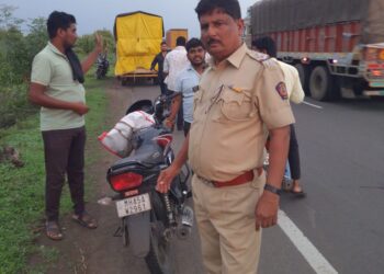 सोलापूर- पुणे महामार्गावर आकुंभे गावाजवळ दुचाकीला अज्ञात वाहनाची बाजूने धडक एक तरुण गंभिर जखमी तर दोघे किरकोळ जखमी