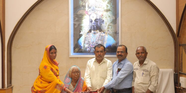 श्री विठ्ठल रुक्मिणी मातेस भाविकाकडून 01 लाख 18 हजार किंमतीचे सोने-चांदी वस्तू अर्पण