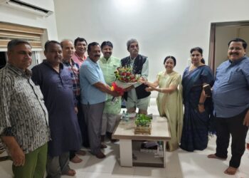 धो धो पावसात हास्यकवी अशोक नायगांवकरांच्या मिष्कीली आणि कवितांमुळे रसिक श्रोते चिंब भिजले