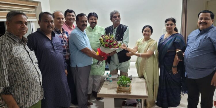 धो धो पावसात हास्यकवी अशोक नायगांवकरांच्या मिष्कीली आणि कवितांमुळे रसिक श्रोते चिंब भिजले