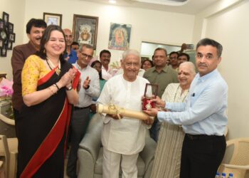 ज्येष्ठ संगीतकार प्यारेलाल शर्मा यांना पद्म भूषण पुरस्कार प्रदान