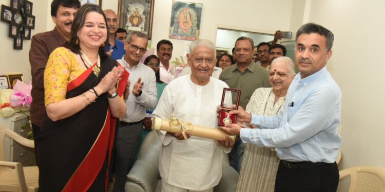 ज्येष्ठ संगीतकार प्यारेलाल शर्मा यांना पद्म भूषण पुरस्कार प्रदान