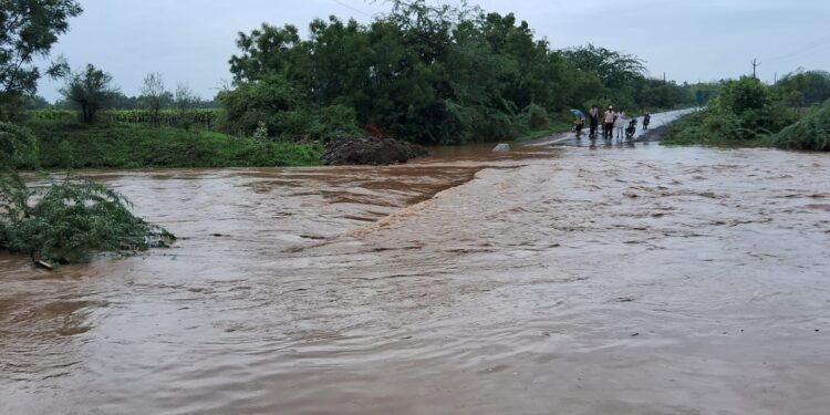 कासेगावात पुरात वाहून गेले तिघेजण