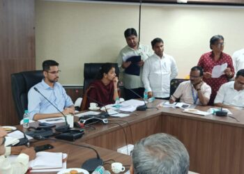 खासदार प्रणिती शिंदे यांची जिल्हाधिकाऱ्यांसोबत बैठक, जिल्ह्यातील विविध प्रश्नांचा घेतला आढावा