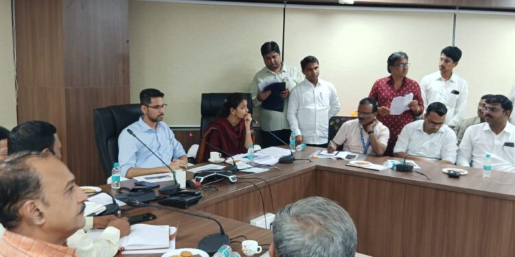 खासदार प्रणिती शिंदे यांची जिल्हाधिकाऱ्यांसोबत बैठक, जिल्ह्यातील विविध प्रश्नांचा घेतला आढावा