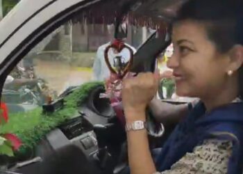 खासदार झाल्यानंतर प्रथमच मंगळवेढा दौऱ्यावर आलेल्या प्रणिती शिंदेंचा ‘टमटम’मधून प्रवास!