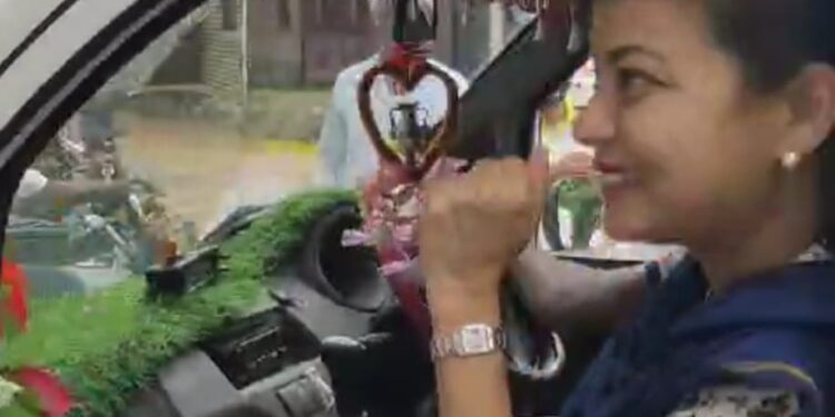 खासदार झाल्यानंतर प्रथमच मंगळवेढा दौऱ्यावर आलेल्या प्रणिती शिंदेंचा ‘टमटम’मधून प्रवास!