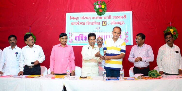 जि प पतसंस्था क्रमांक एक च्या वतीने लाभांश वाटप