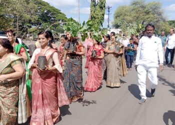 ढोल – ताशांच्या गजरात झाडांची मिरवणूक काढून केले वृक्षारोपण