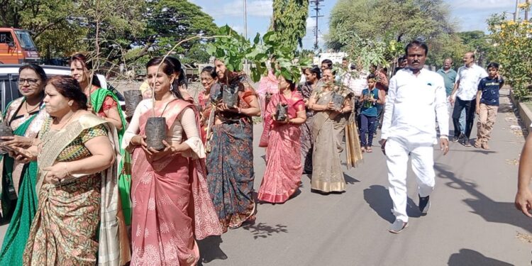 ढोल – ताशांच्या गजरात झाडांची मिरवणूक काढून केले वृक्षारोपण