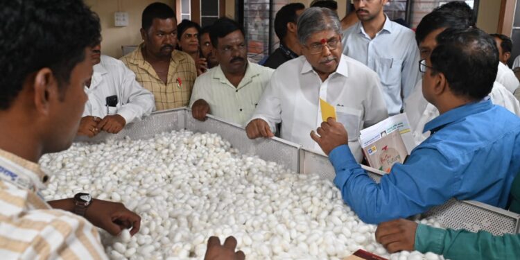 रेशीम उद्योगास चालना देण्यासाठी शासन कटीबद्ध-पालकमंत्री चंद्रकांत पाटील