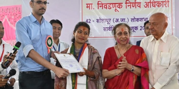 जिल्हाधिकारी यांनी विजयी उमेदवार प्रणिती शिंदे यांना दिले विजयाचे प्रमाणपत्र