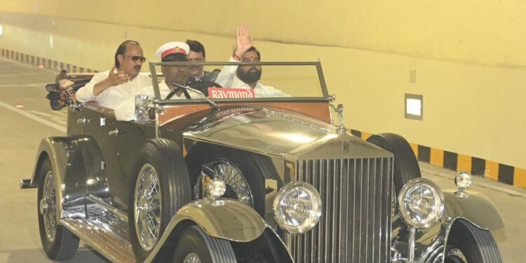 मुख्यमंत्री, उपमुख्यमंत्र्यांकडून मुंबई कोस्टल रोड बोगद्याची पाहणी