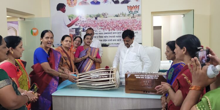 लोकमंगल फाऊंडेशनतर्फे भजनी मंडळास भजन साहित्य भेट