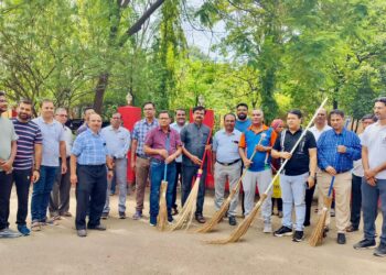 मध्य रेल्वेच्या सोलापूर विभागीय कार्यालयात स्वच्छता मोहिम