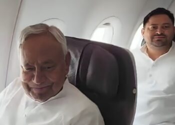 देशातील वारं बदललं, नितीश कुमार-तेजस्वी यादव एका विमानाने दिल्लीला