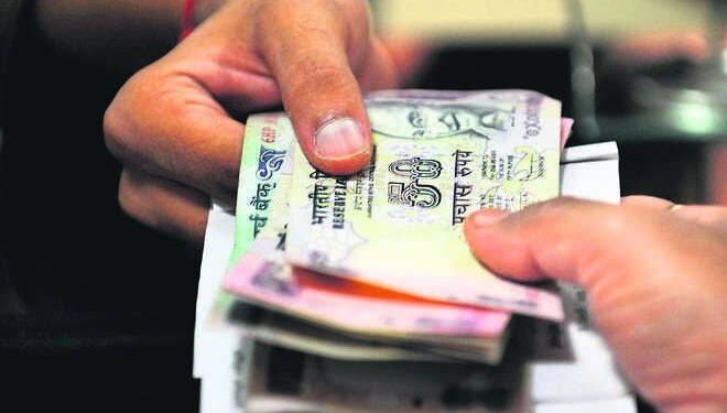 गुन्ह्यात अटक न करण्यासाठी पोलीस हवालदाराने खाजगी इसमाकरवी स्वीकारली १० हजारांची लाच