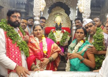 बा विठ्ठला… बळीराजाला सुखी ठेव, कष्टकऱ्यांच्या व सामान्यांच्या जीवनात समृद्धी येऊ दे… मुख्यमंत्र्यांचे विठ्ठल चरणी साकडे