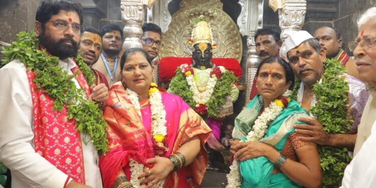 बा विठ्ठला… बळीराजाला सुखी ठेव, कष्टकऱ्यांच्या व सामान्यांच्या जीवनात समृद्धी येऊ दे… मुख्यमंत्र्यांचे विठ्ठल चरणी साकडे