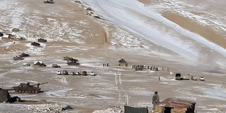 लडाखजवळ चिनी सैन्याने गोळा केली शस्त्रास्त्रे; सॅटेलाईट फोटोंवरून उघड, बंकर सुद्धा बांधले